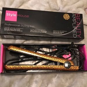 Style House Ceramic Flat Iron NEW